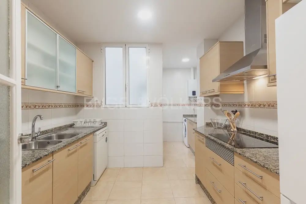 5 quarto Apartamento para arrendar em Valencia cidade - 2 000 € (Ref: 9897555)