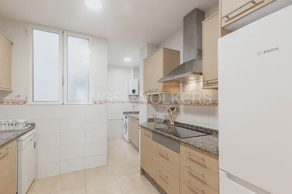 5 quarto Apartamento para arrendar em Valencia cidade - 2 000 € (Ref: 9897555)
