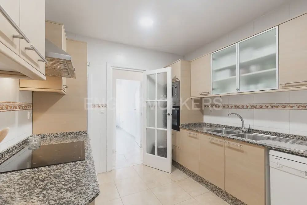 5 quarto Apartamento para arrendar em Valencia cidade - 2 000 € (Ref: 9897555)