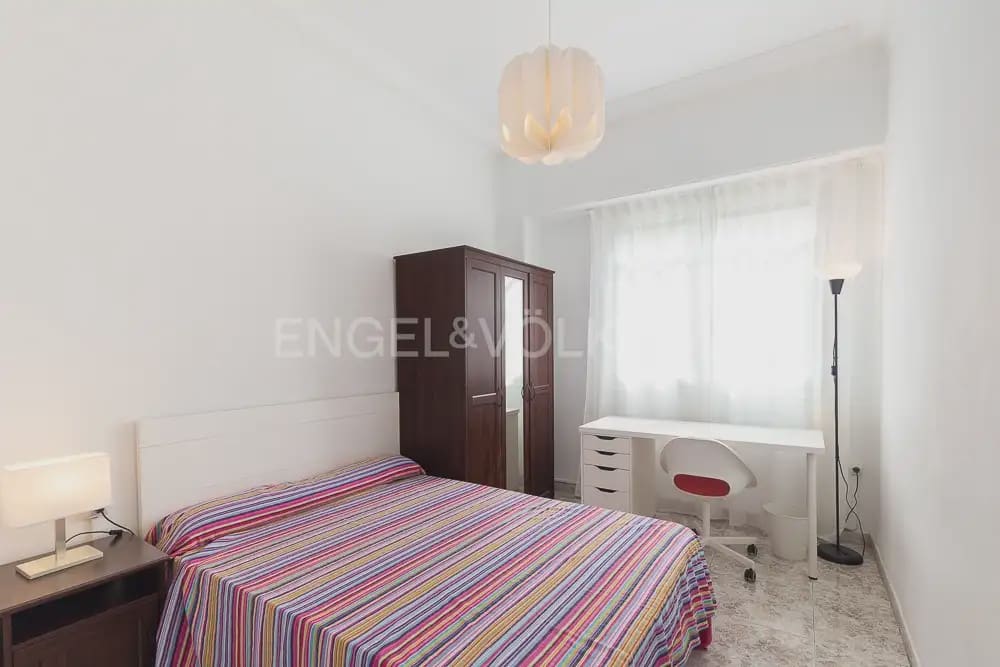 5 quarto Apartamento para arrendar em Valencia cidade - 2 000 € (Ref: 9897555)