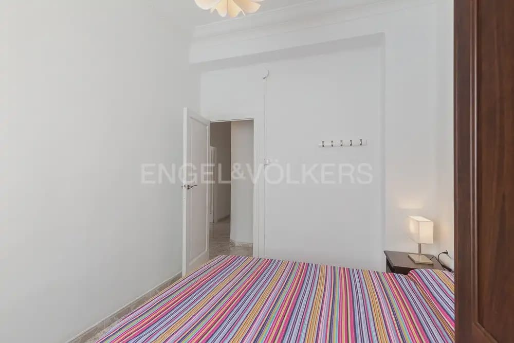 5 quarto Apartamento para arrendar em Valencia cidade - 2 000 € (Ref: 9897555)
