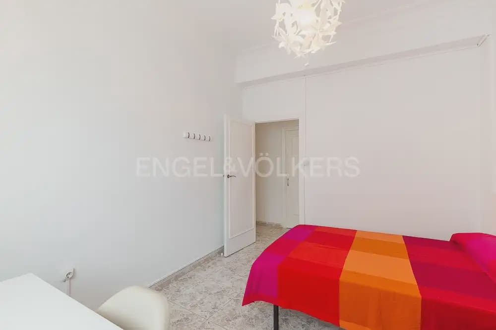 5 quarto Apartamento para arrendar em Valencia cidade - 2 000 € (Ref: 9897555)