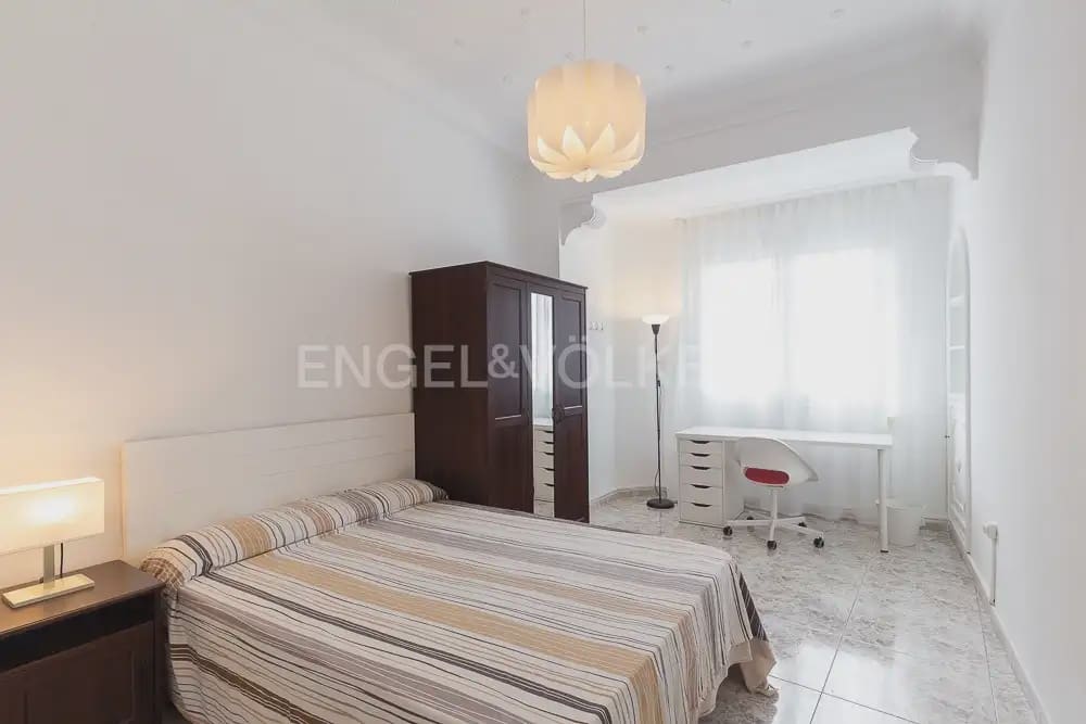 5 quarto Apartamento para arrendar em Valencia cidade - 2 000 € (Ref: 9897555)