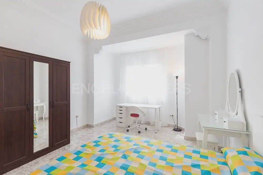 5 quarto Apartamento para arrendar em Valencia cidade - 2 000 € (Ref: 9897555)