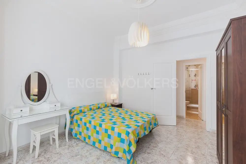 5 quarto Apartamento para arrendar em Valencia cidade - 2 000 € (Ref: 9897555)