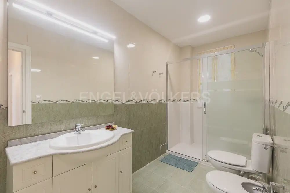 5 quarto Apartamento para arrendar em Valencia cidade - 2 000 € (Ref: 9897555)