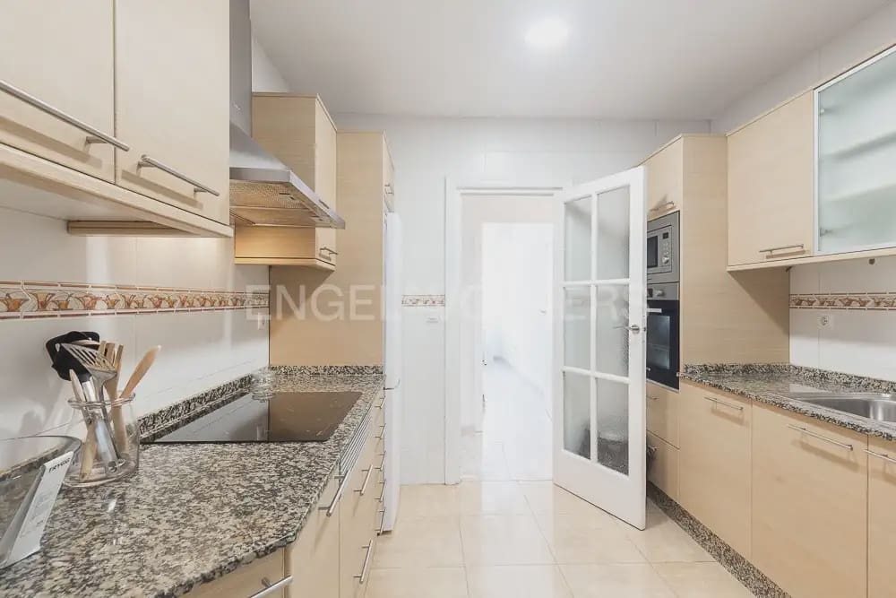 5 quarto Apartamento para arrendar em Valencia cidade - 2 000 € (Ref: 9897555)