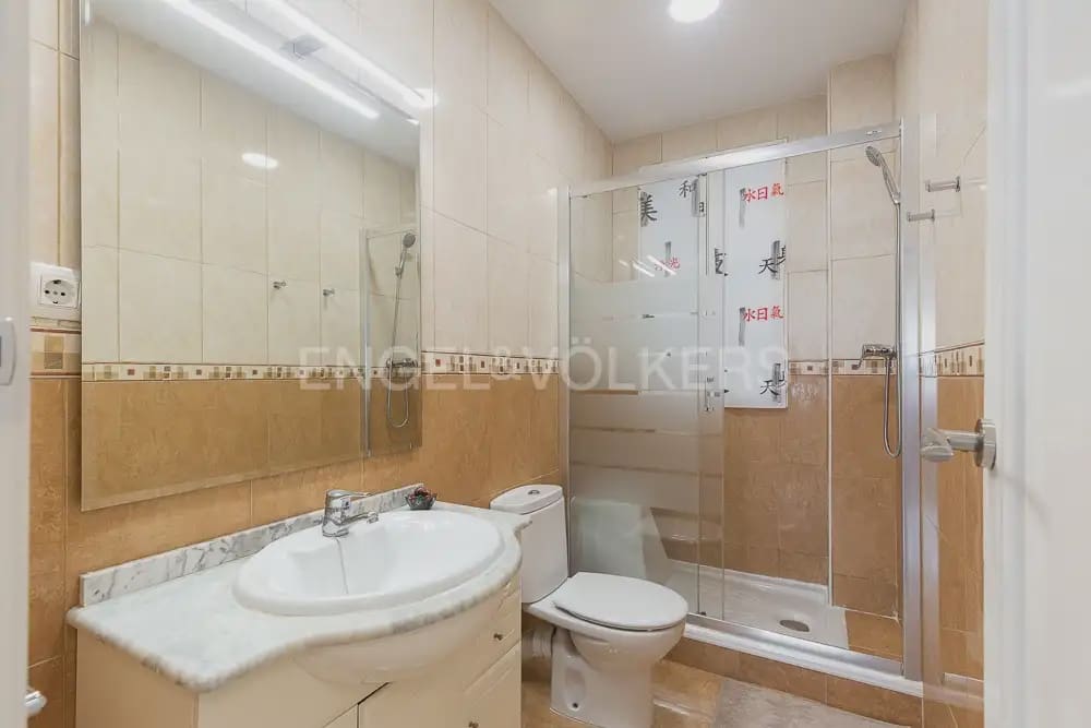 5 quarto Apartamento para arrendar em Valencia cidade - 2 000 € (Ref: 9897555)