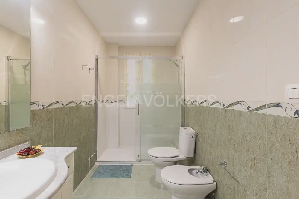 5 quarto Apartamento para arrendar em Valencia cidade - 2 000 € (Ref: 9897555)