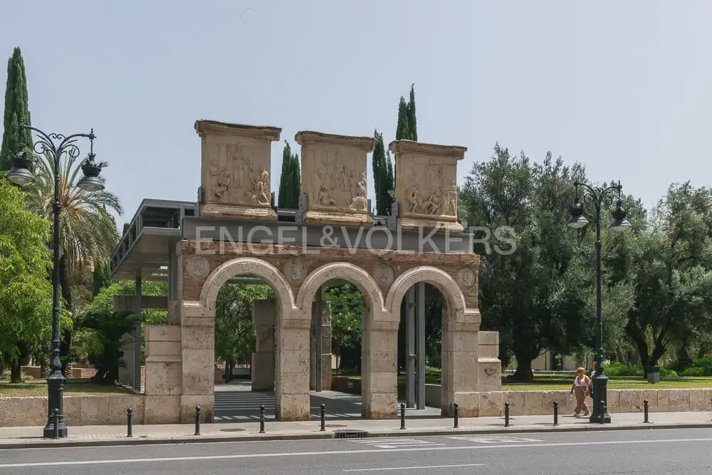 5 quarto Apartamento para arrendar em Valencia cidade - 2 000 € (Ref: 9897555)