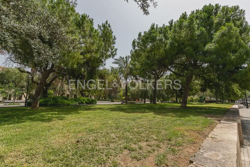 5 quarto Apartamento para arrendar em Valencia cidade - 2 000 € (Ref: 9897555)