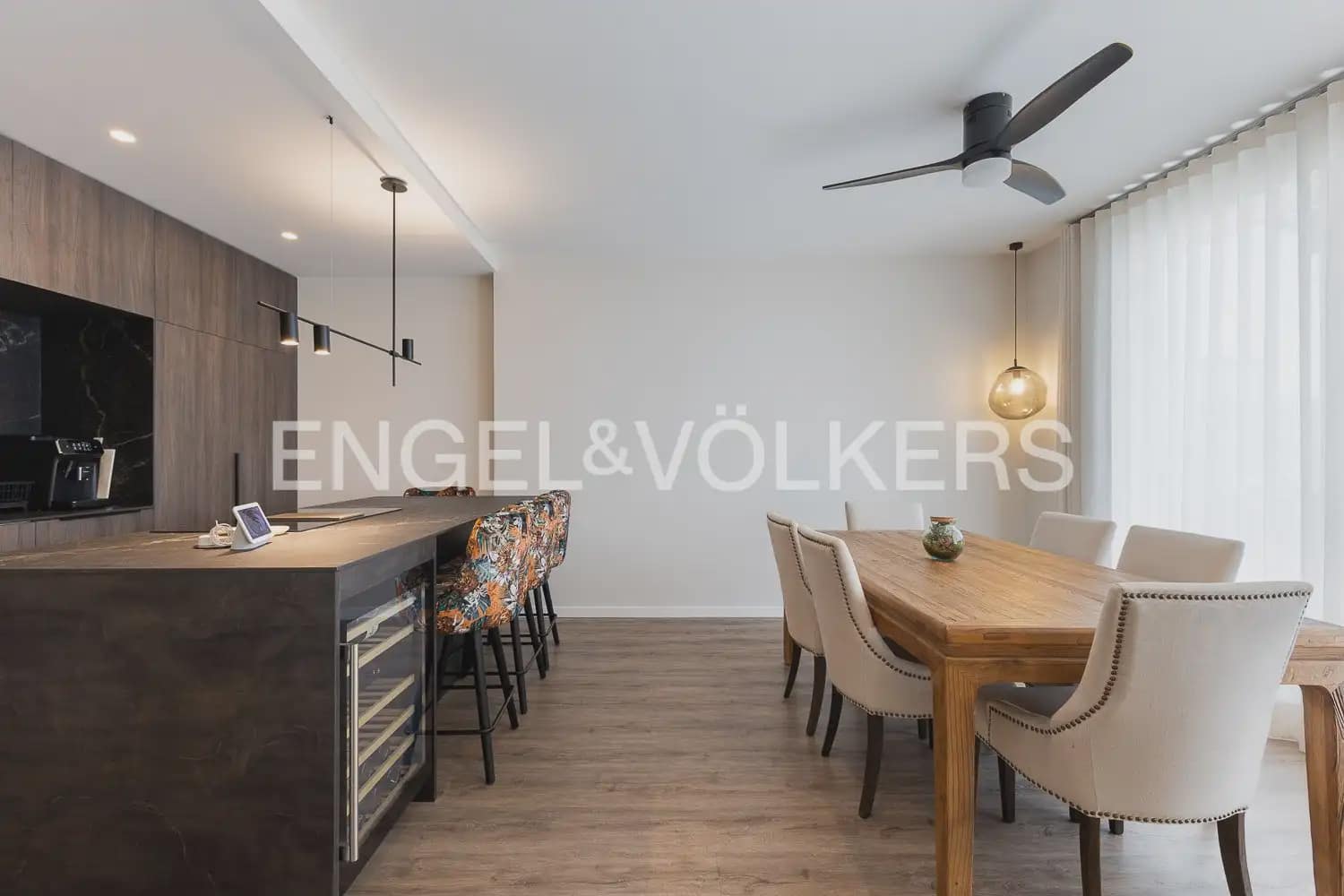 3 bedroom Flat for sale in Valencia city with garage - € 1,100,000 (Ref: 9897560)