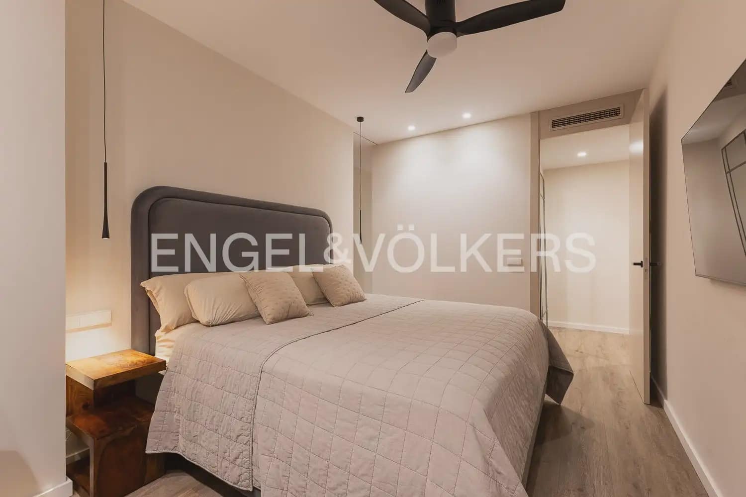 3 bedroom Flat for sale in Valencia city with garage - € 1,100,000 (Ref: 9897560)