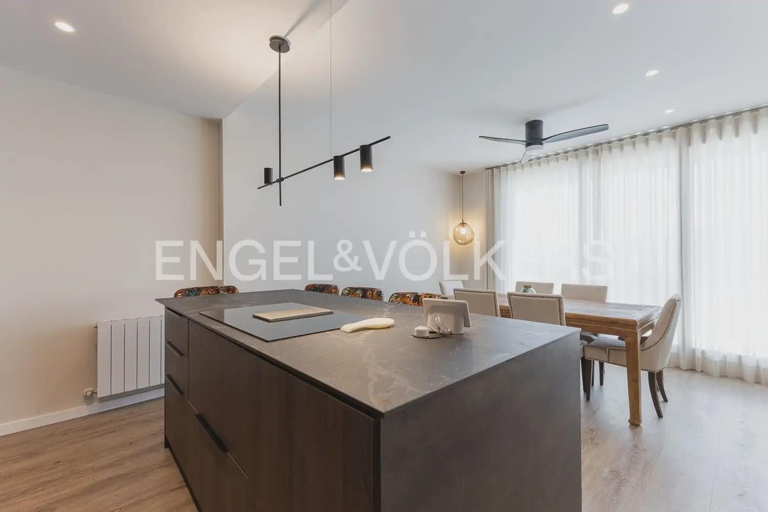 3 bedroom Flat for sale in Valencia city with garage - € 1,100,000 (Ref: 9897560)