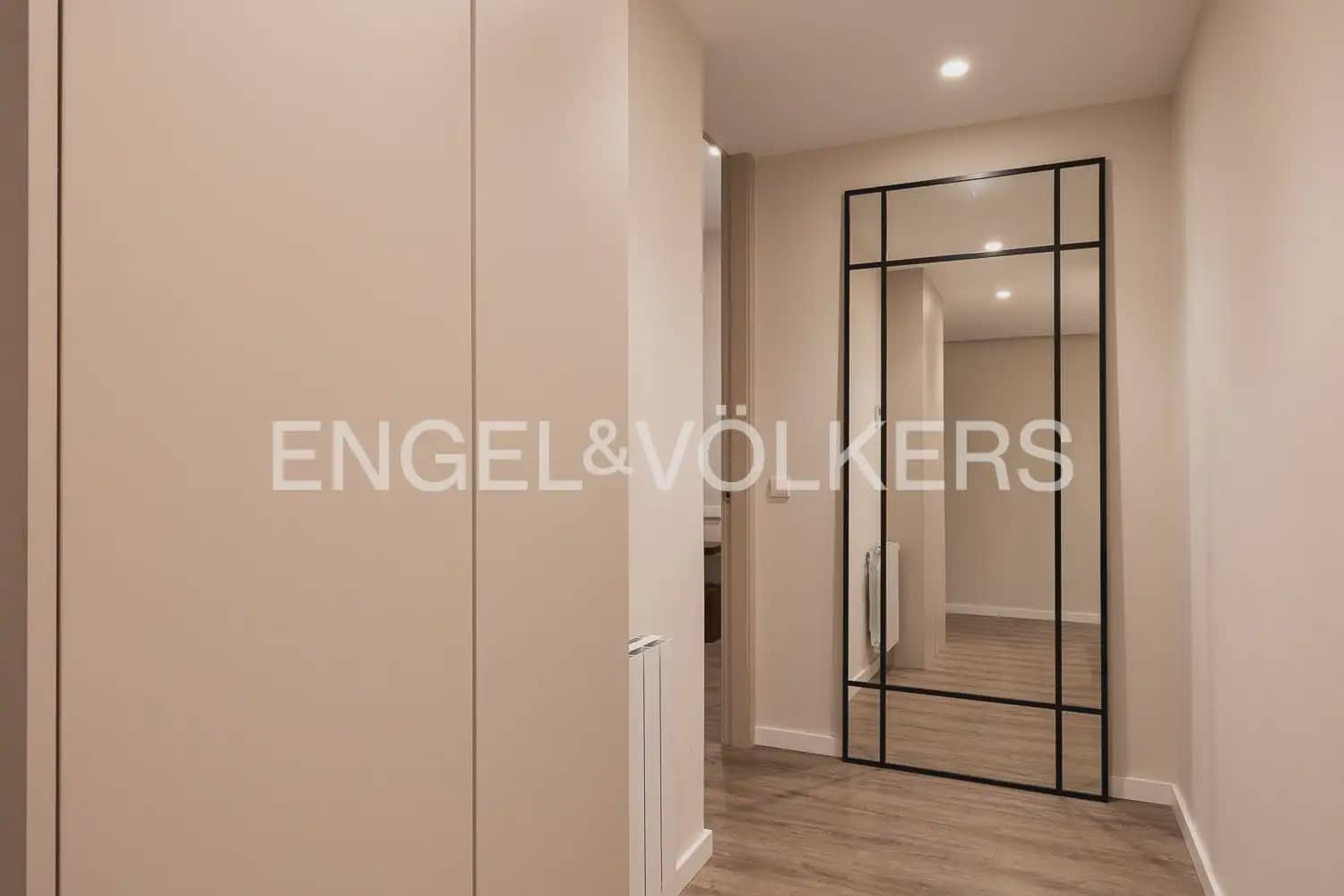 3 bedroom Flat for sale in Valencia city with garage - € 1,100,000 (Ref: 9897560)