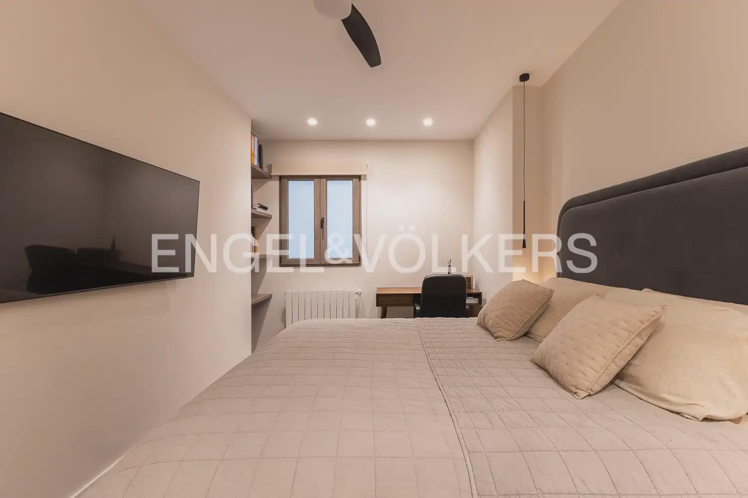 3 bedroom Flat for sale in Valencia city with garage - € 1,100,000 (Ref: 9897560)