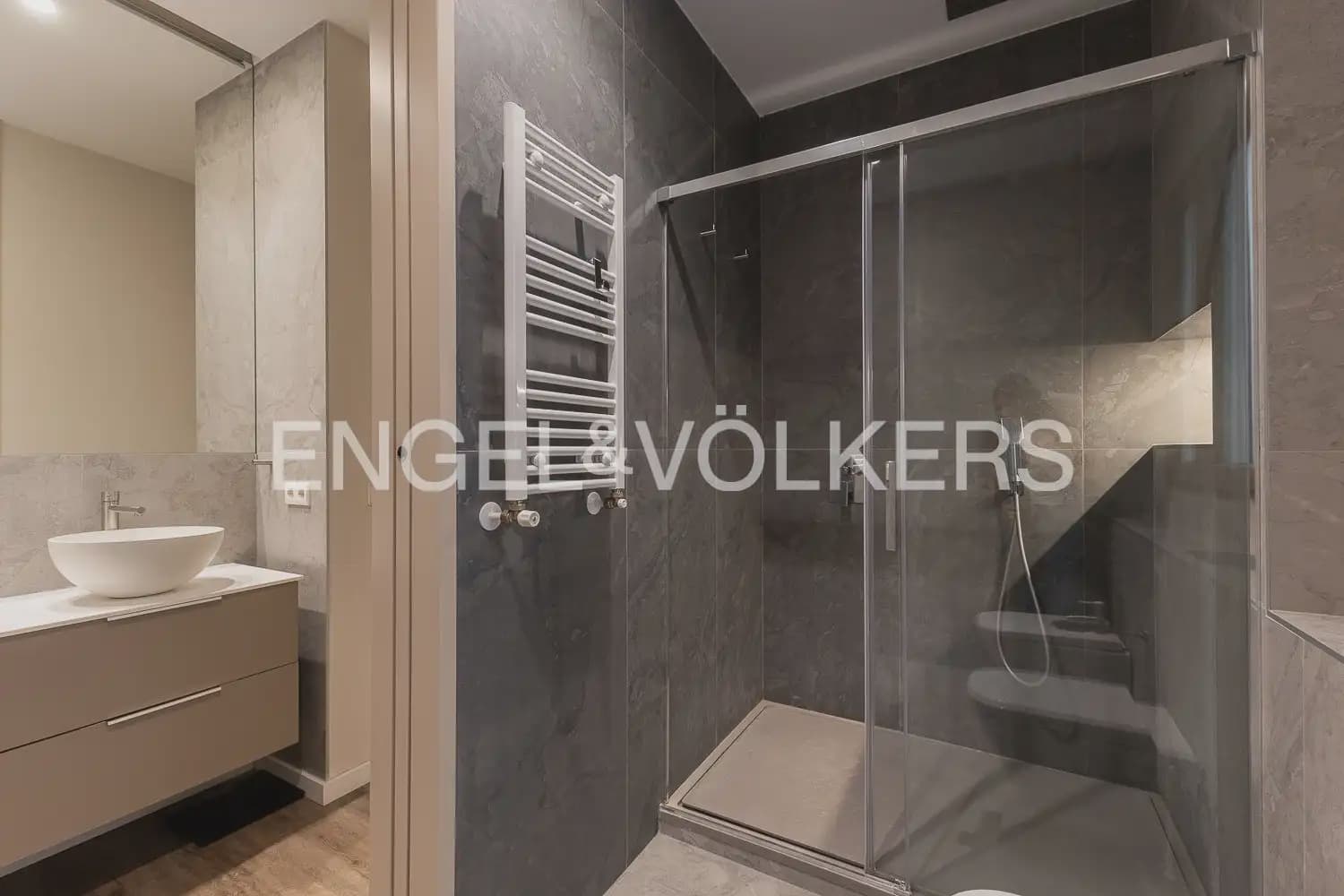 3 bedroom Flat for sale in Valencia city with garage - € 1,100,000 (Ref: 9897560)