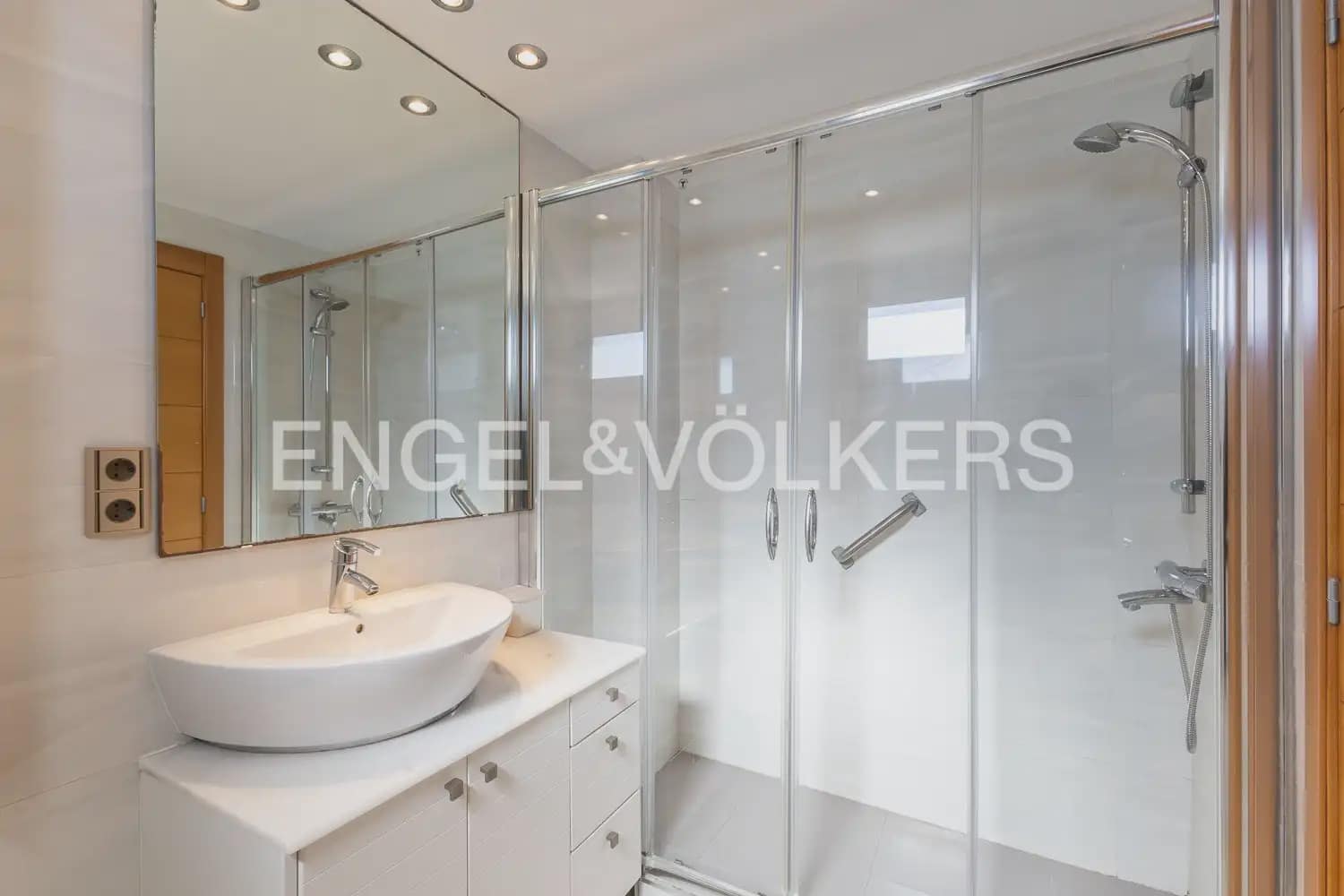 4 bedroom Flat for sale in Oropesa  with pool garage - € 499,000 (Ref: 9897562)