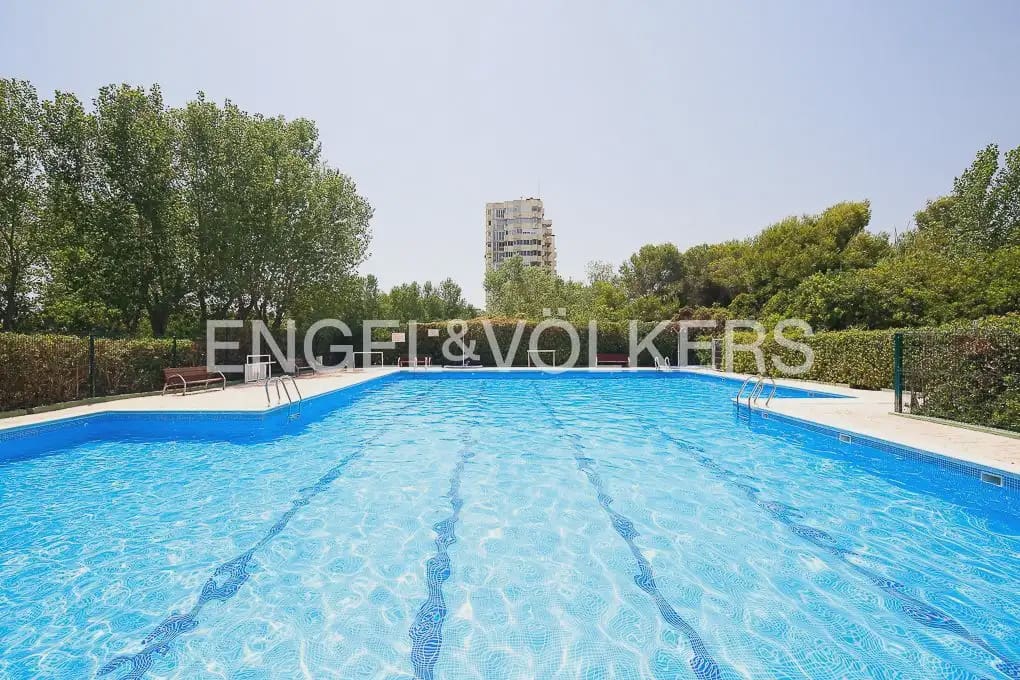 2 slaapkamer Flat te huur in Valencia stad met zwembad garage - € 1.800 (Ref: 9897585)