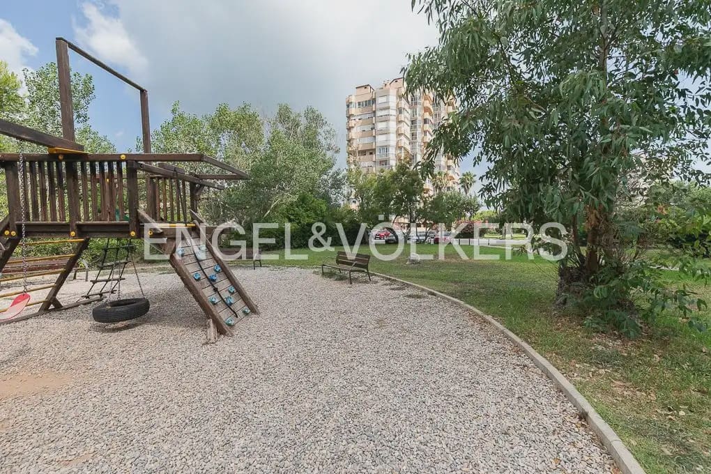 2 slaapkamer Flat te huur in Valencia stad met zwembad garage - € 1.800 (Ref: 9897585)