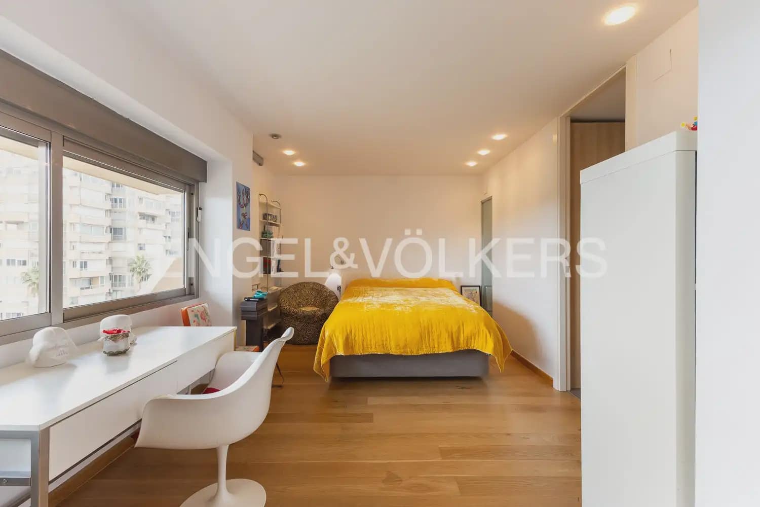 2 slaapkamer Flat te huur in Valencia stad met zwembad garage - € 1.800 (Ref: 9897585)