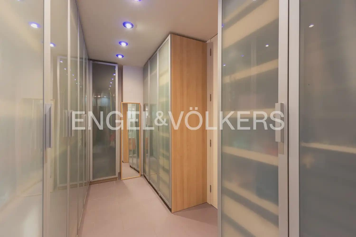 2 slaapkamer Flat te huur in Valencia stad met zwembad garage - € 1.800 (Ref: 9897585)