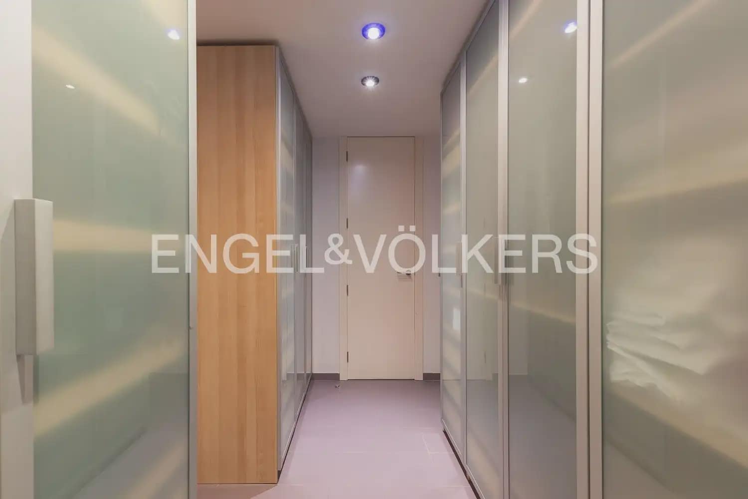 2 slaapkamer Flat te huur in Valencia stad met zwembad garage - € 1.800 (Ref: 9897585)