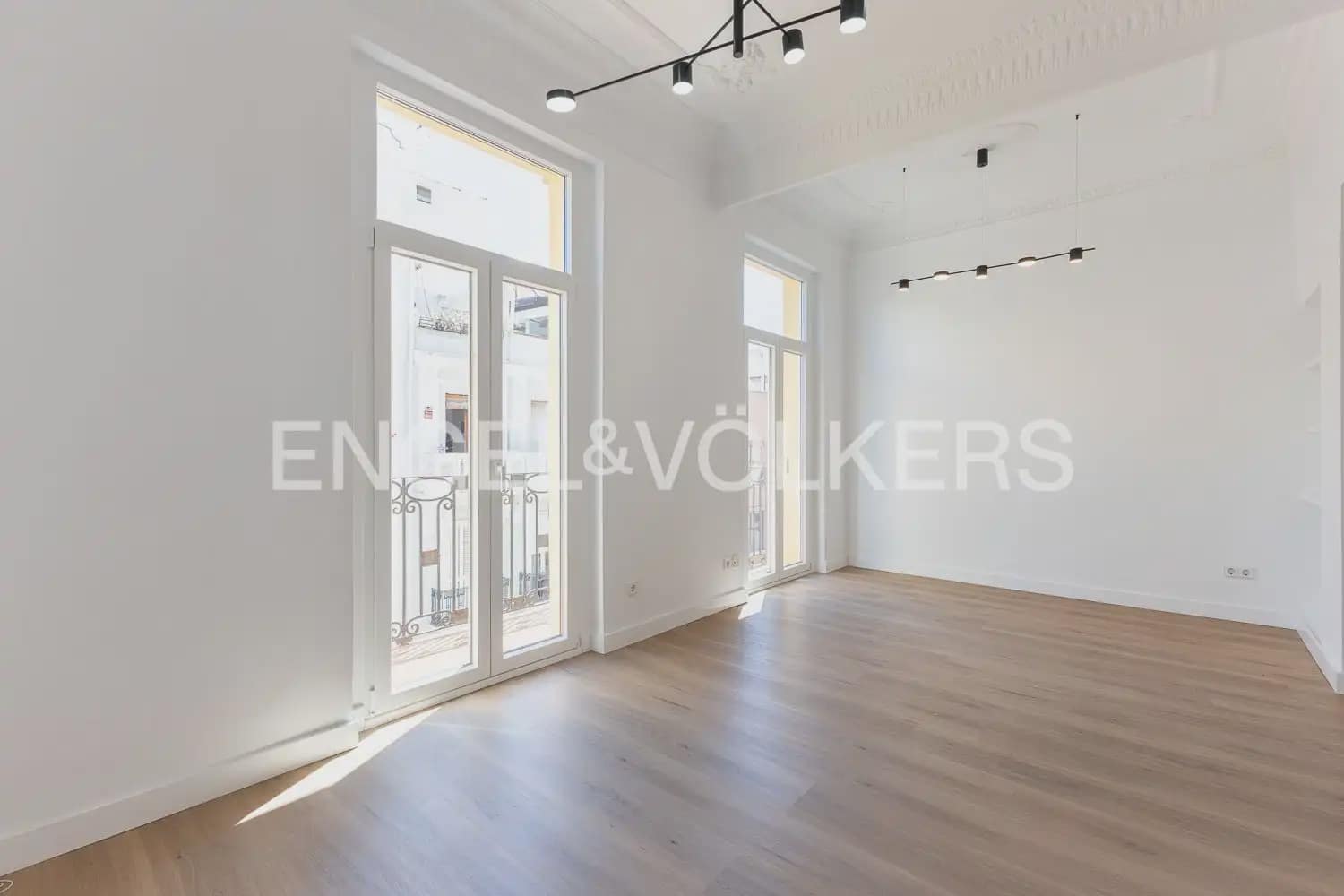 Appartement de 2 chambres à louer à Valence ville - 2 000 € (Ref: 9897609)