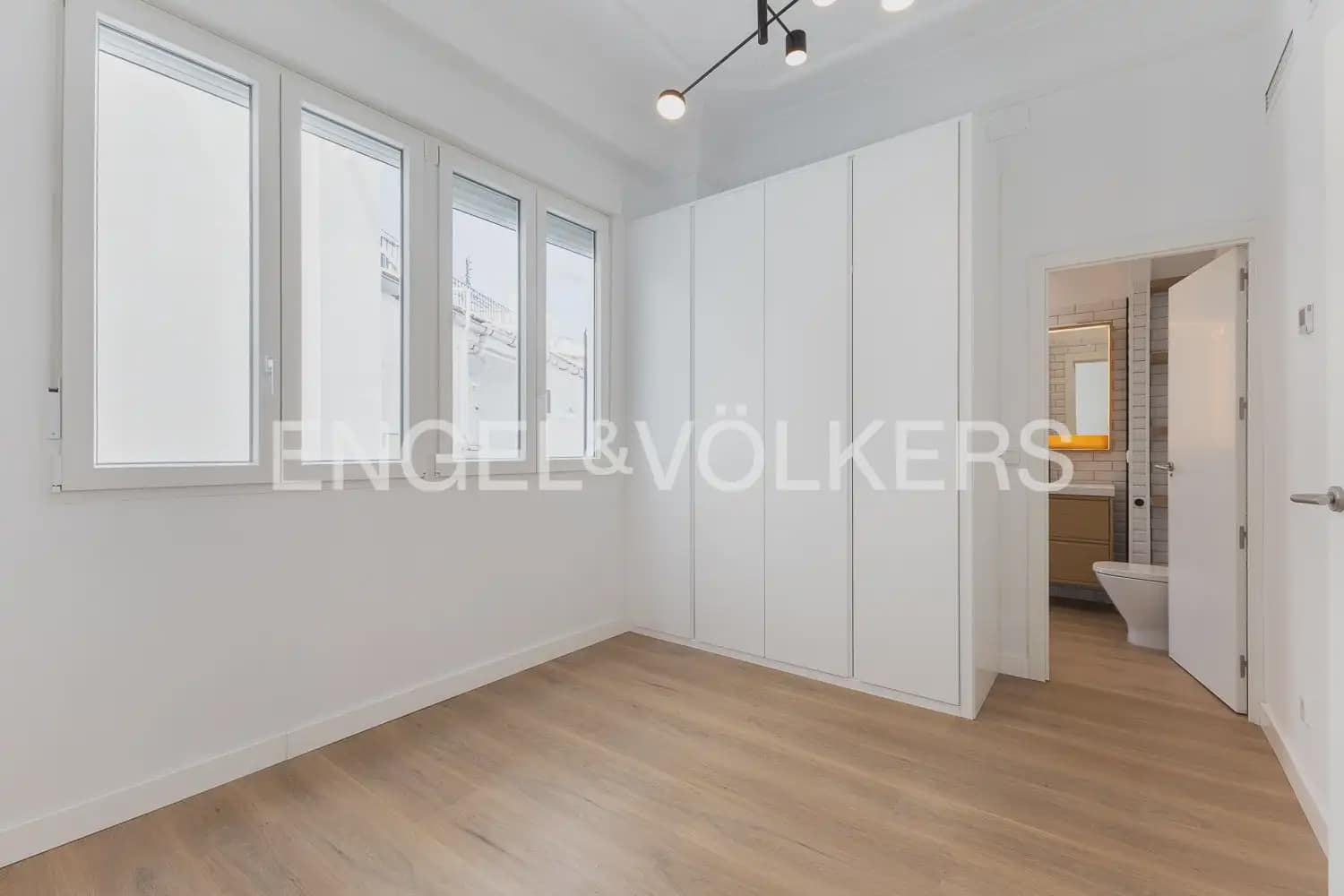 Appartement de 2 chambres à louer à Valence ville - 2 000 € (Ref: 9897609)