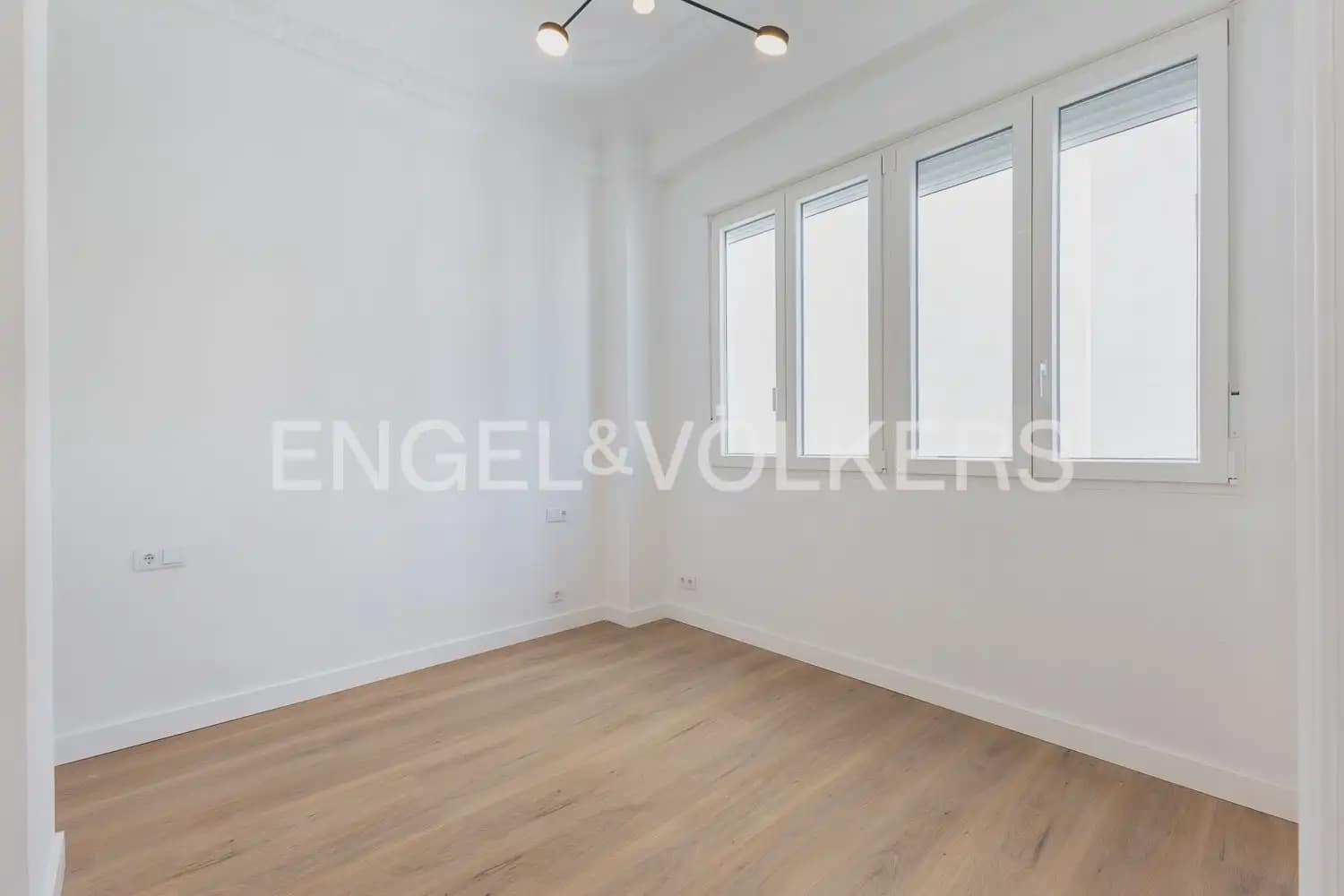 Appartement de 2 chambres à louer à Valence ville - 2 000 € (Ref: 9897609)