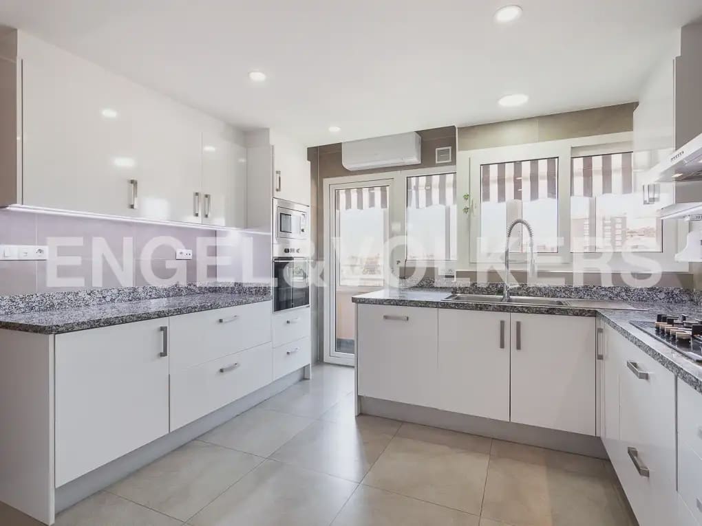 4 quarto Apartamento para arrendar em Valencia cidade com garagem - 2 300 € (Ref: 9897624)