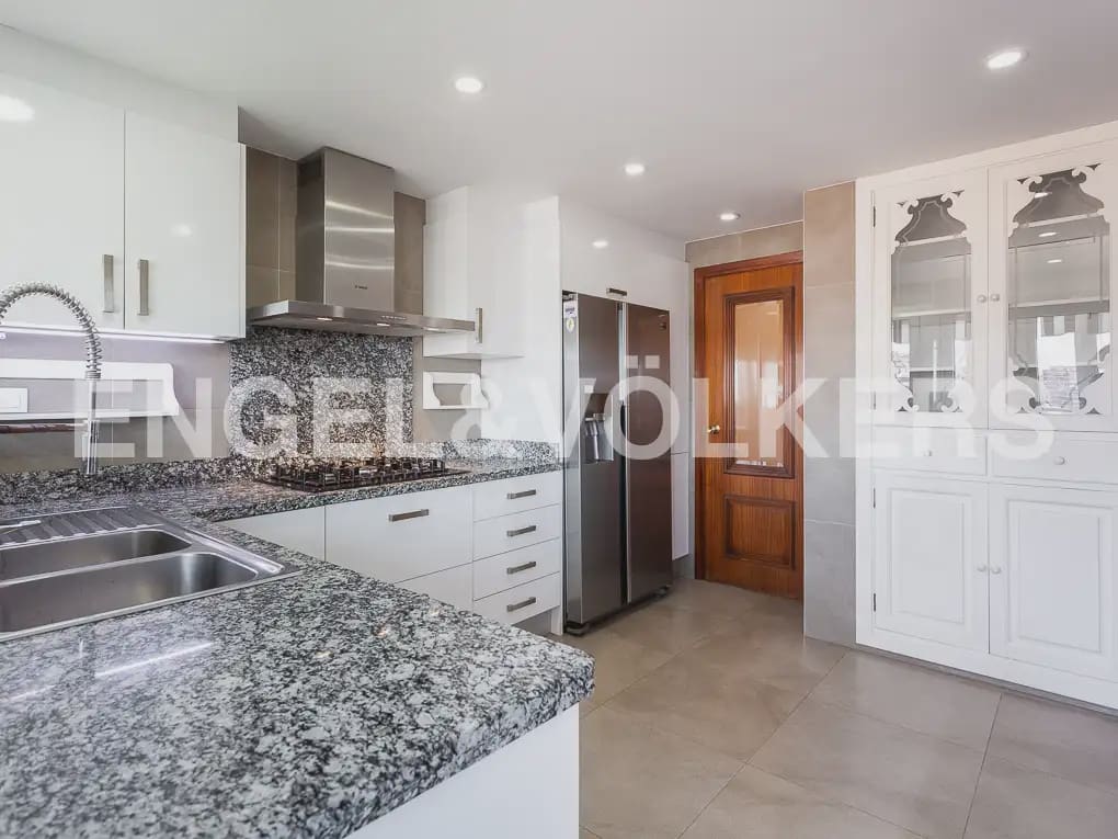 4 quarto Apartamento para arrendar em Valencia cidade com garagem - 2 300 € (Ref: 9897624)