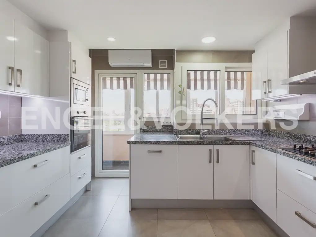 4 quarto Apartamento para arrendar em Valencia cidade com garagem - 2 300 € (Ref: 9897624)