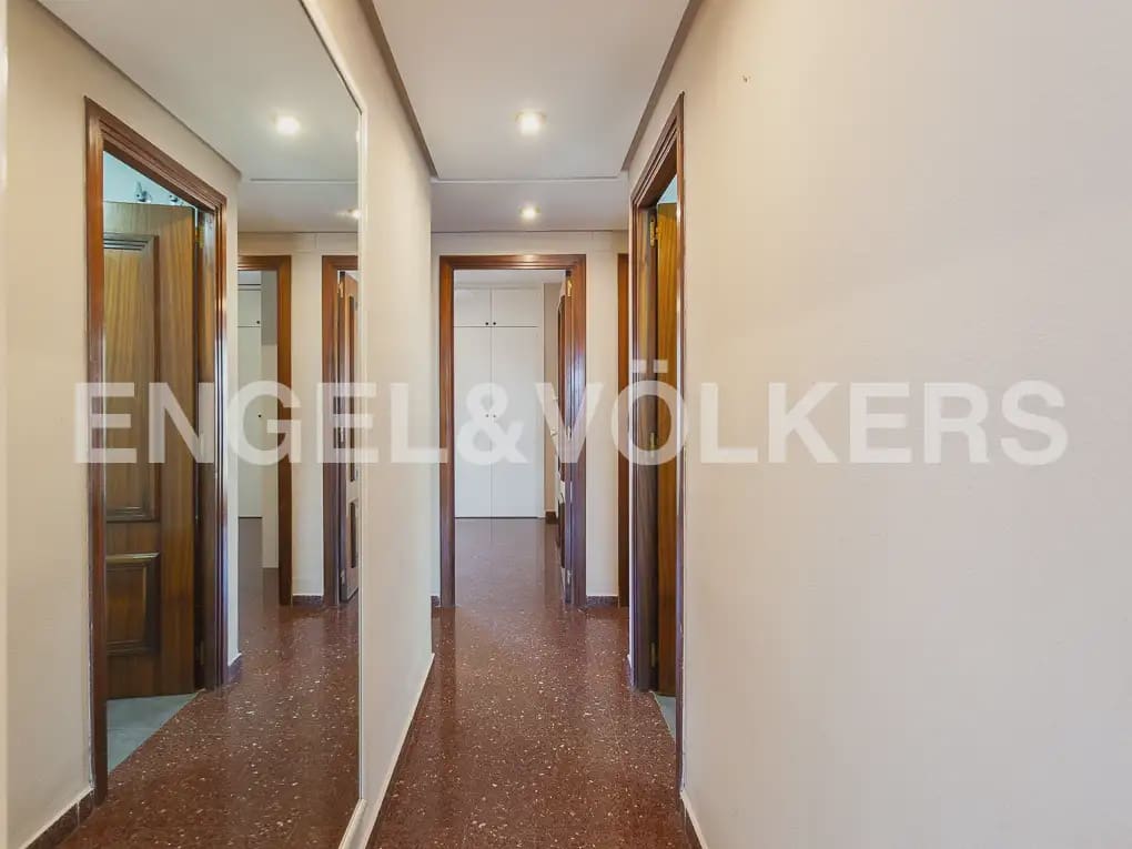 4 quarto Apartamento para arrendar em Valencia cidade com garagem - 2 300 € (Ref: 9897624)