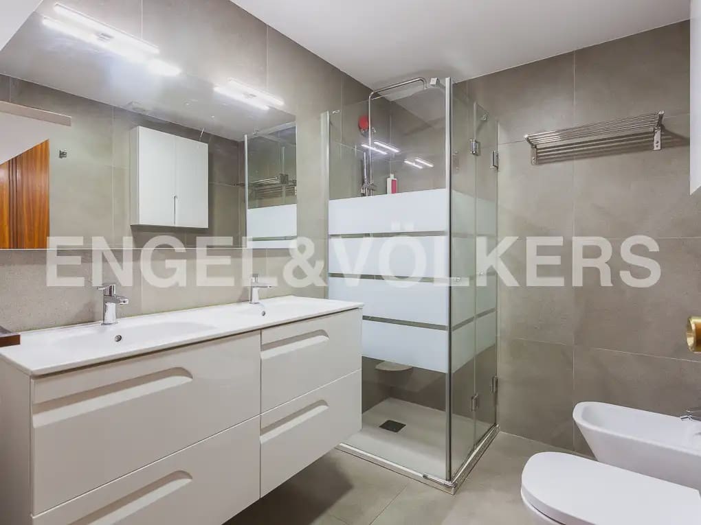 4 quarto Apartamento para arrendar em Valencia cidade com garagem - 2 300 € (Ref: 9897624)