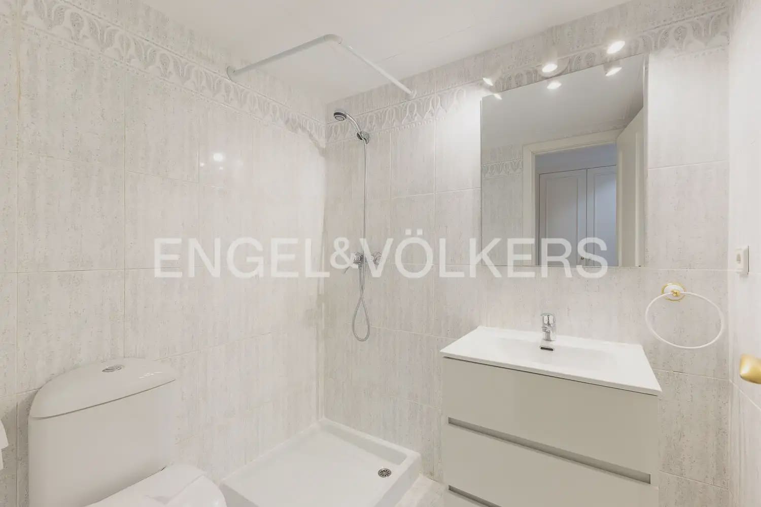 2 bedroom Flat for rent in Valencia city with pool garage - € 1,600 (Ref: 9897631)