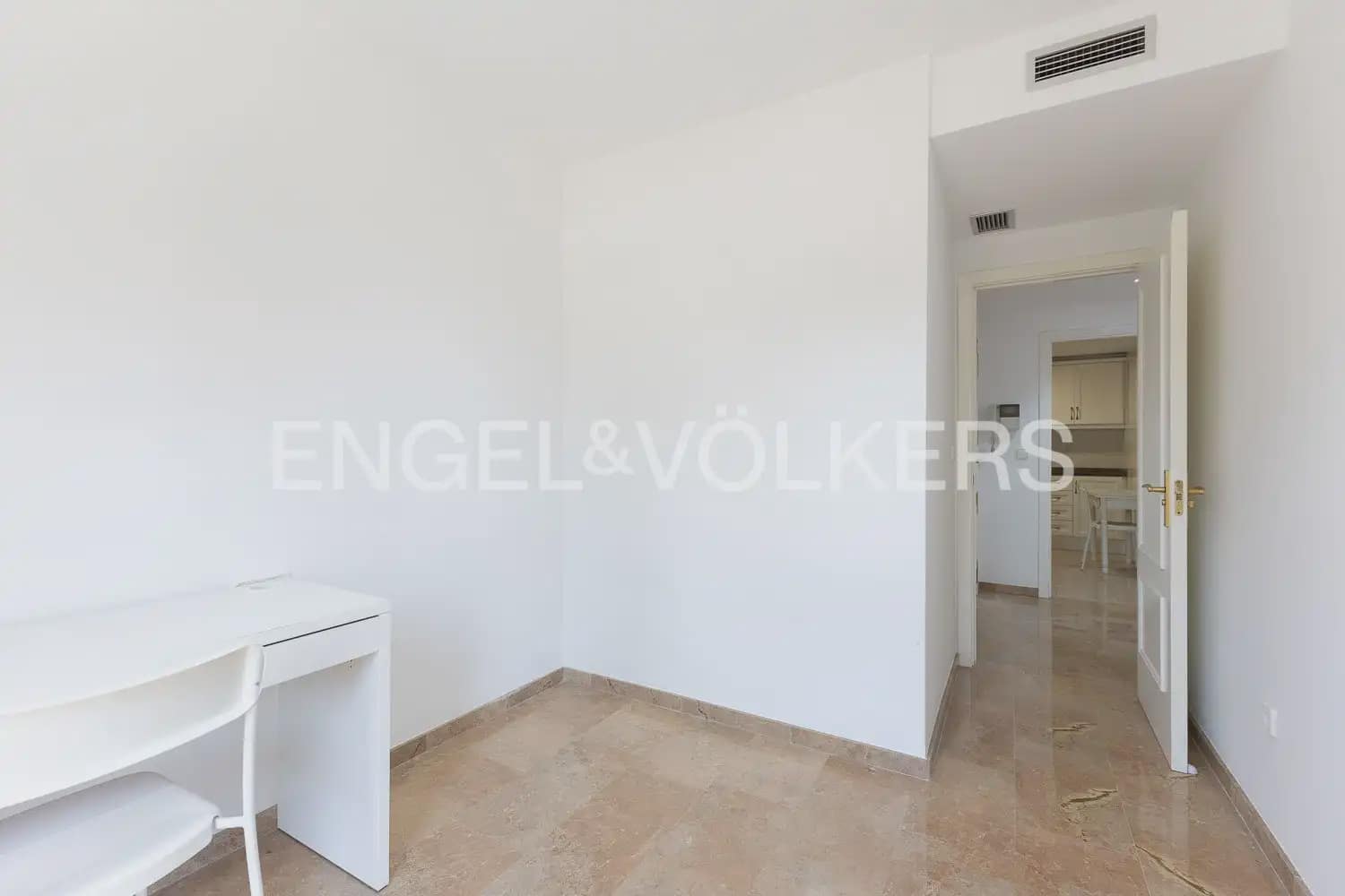 2 bedroom Flat for rent in Valencia city with pool garage - € 1,600 (Ref: 9897631)