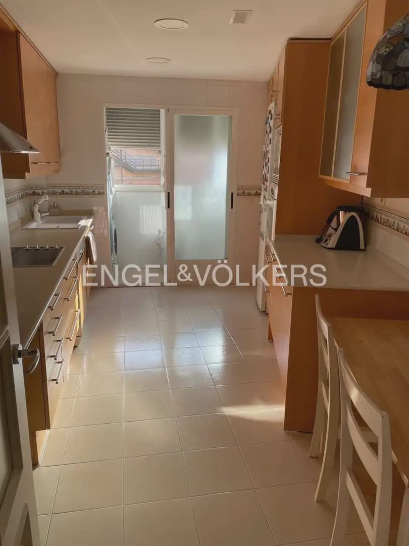 3 slaapkamer Flat te huur in Valencia stad met garage - € 2.300 (Ref: 9897651)