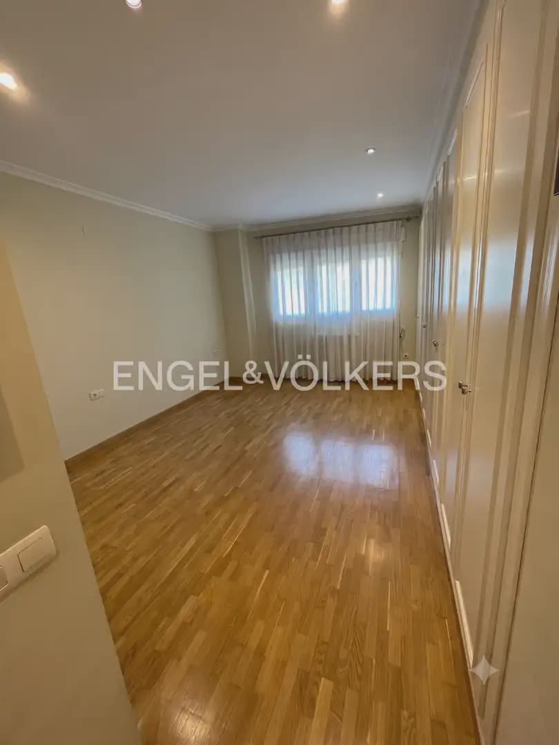 3 slaapkamer Flat te huur in Valencia stad met garage - € 2.300 (Ref: 9897651)