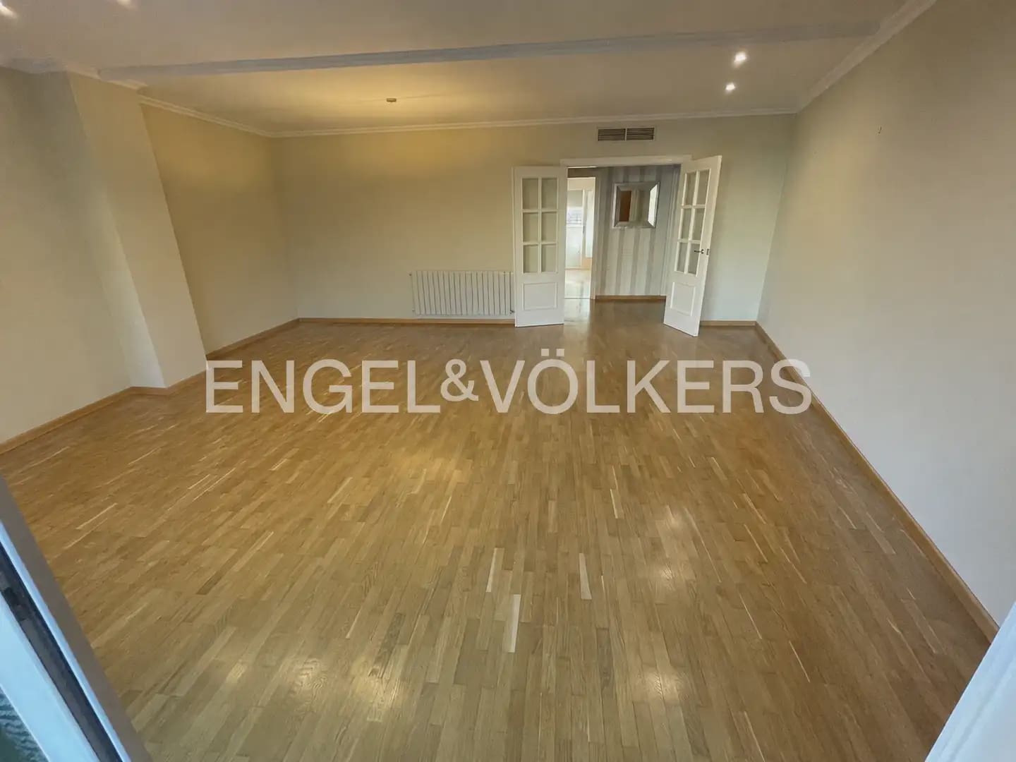 3 slaapkamer Flat te huur in Valencia stad met garage - € 2.300 (Ref: 9897651)