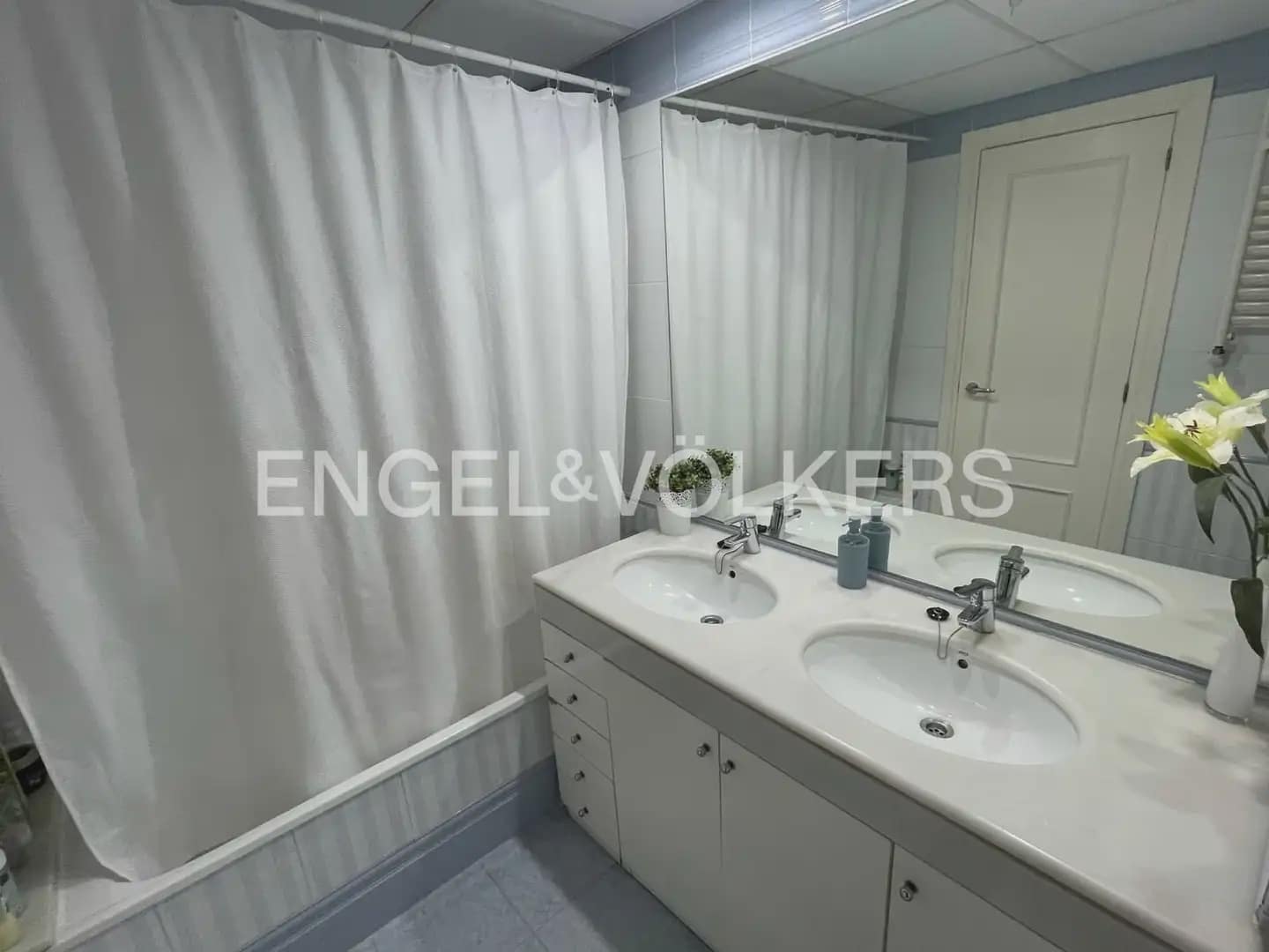 3 slaapkamer Flat te huur in Valencia stad met garage - € 2.300 (Ref: 9897651)