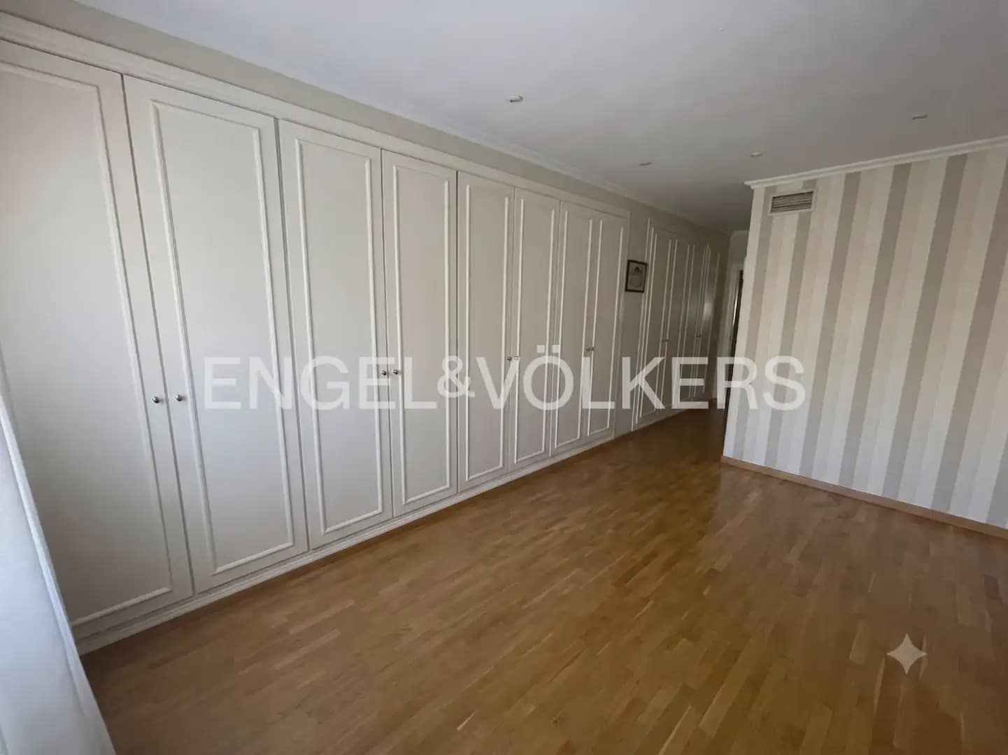 3 slaapkamer Flat te huur in Valencia stad met garage - € 2.300 (Ref: 9897651)
