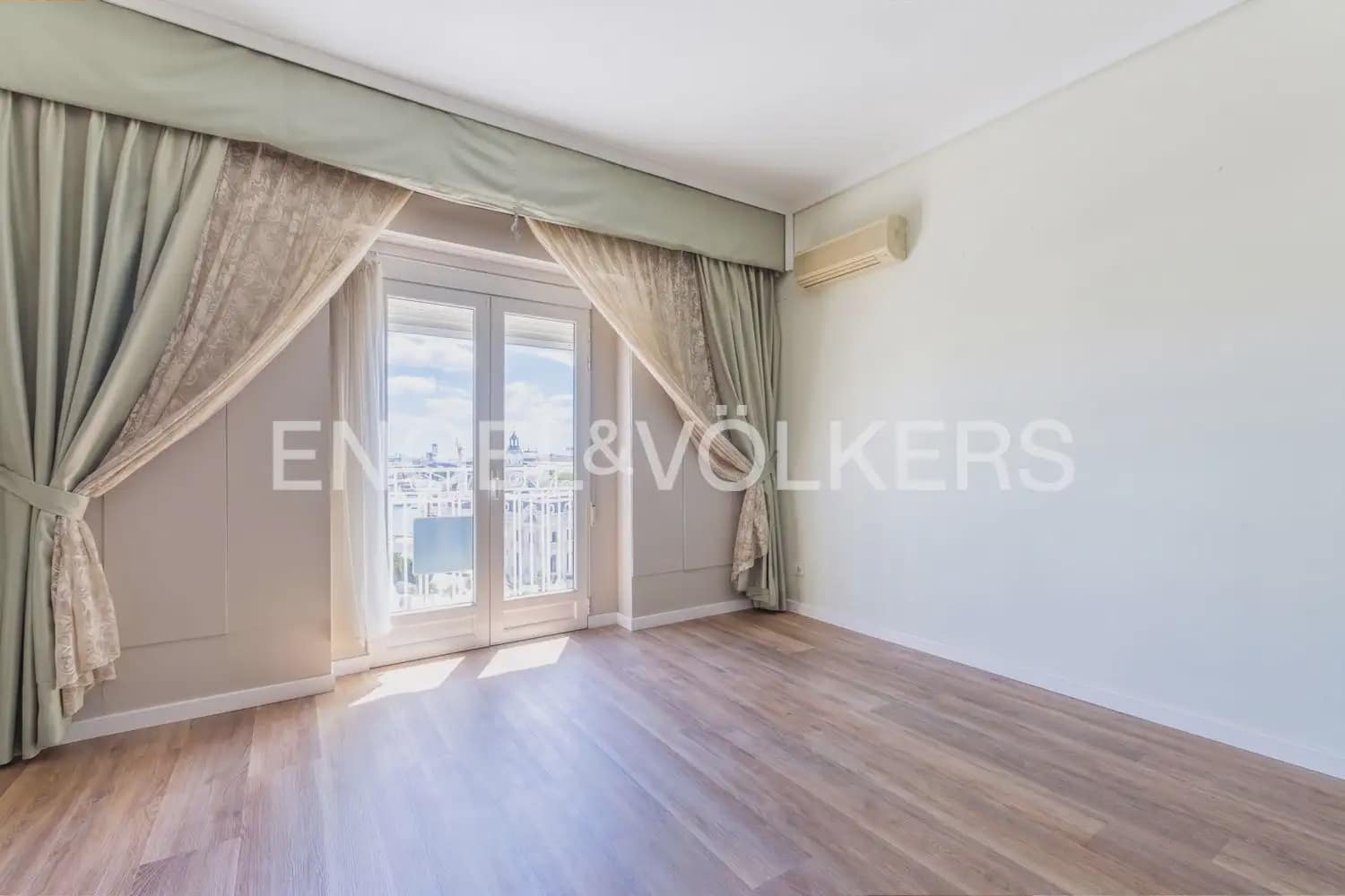 3 bedroom Flat for rent in Valencia city - € 2,300 (Ref: 9897652)