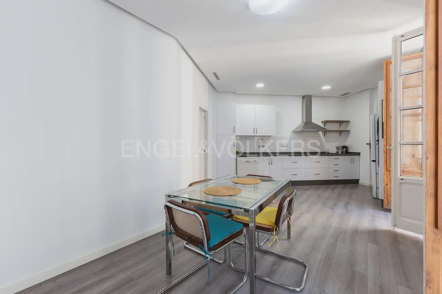 Piso de 3 habitaciones en València ciudad en alquiler con garaje - 2.300 € (Ref: 9897657)