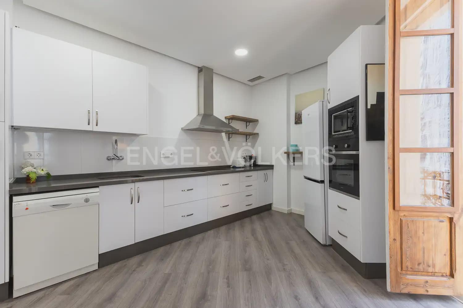 Piso de 3 habitaciones en València ciudad en alquiler con garaje - 2.300 € (Ref: 9897657)
