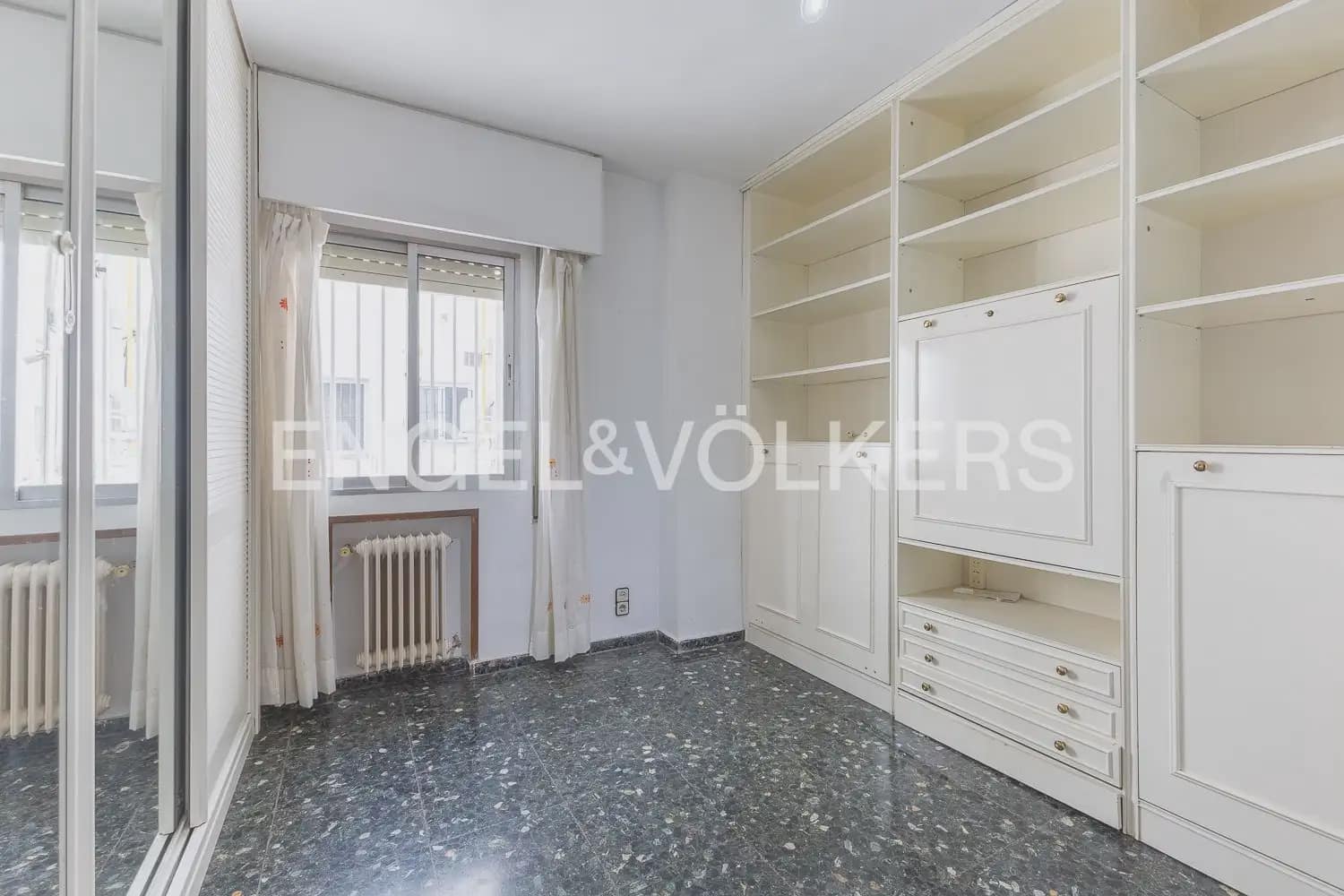 4 slaapkamer Flat te koop in Valencia stad met garage - € 575.000 (Ref: 9897664)