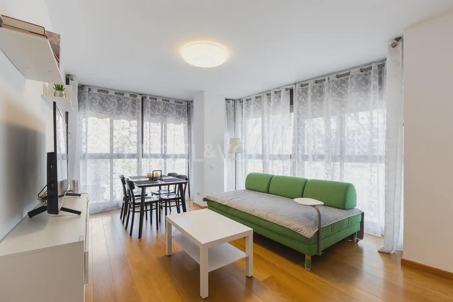 2 slaapkamer Flat te huur in Valencia stad met garage - € 2.000 (Ref: 9897667)