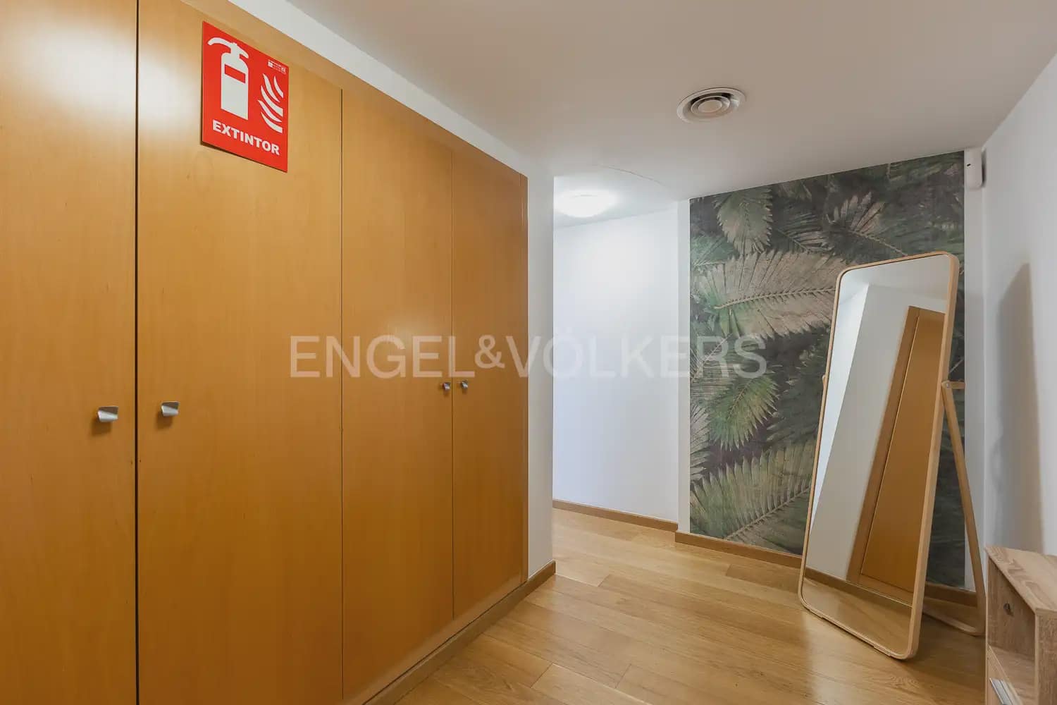 2 slaapkamer Flat te huur in Valencia stad met garage - € 2.000 (Ref: 9897667)