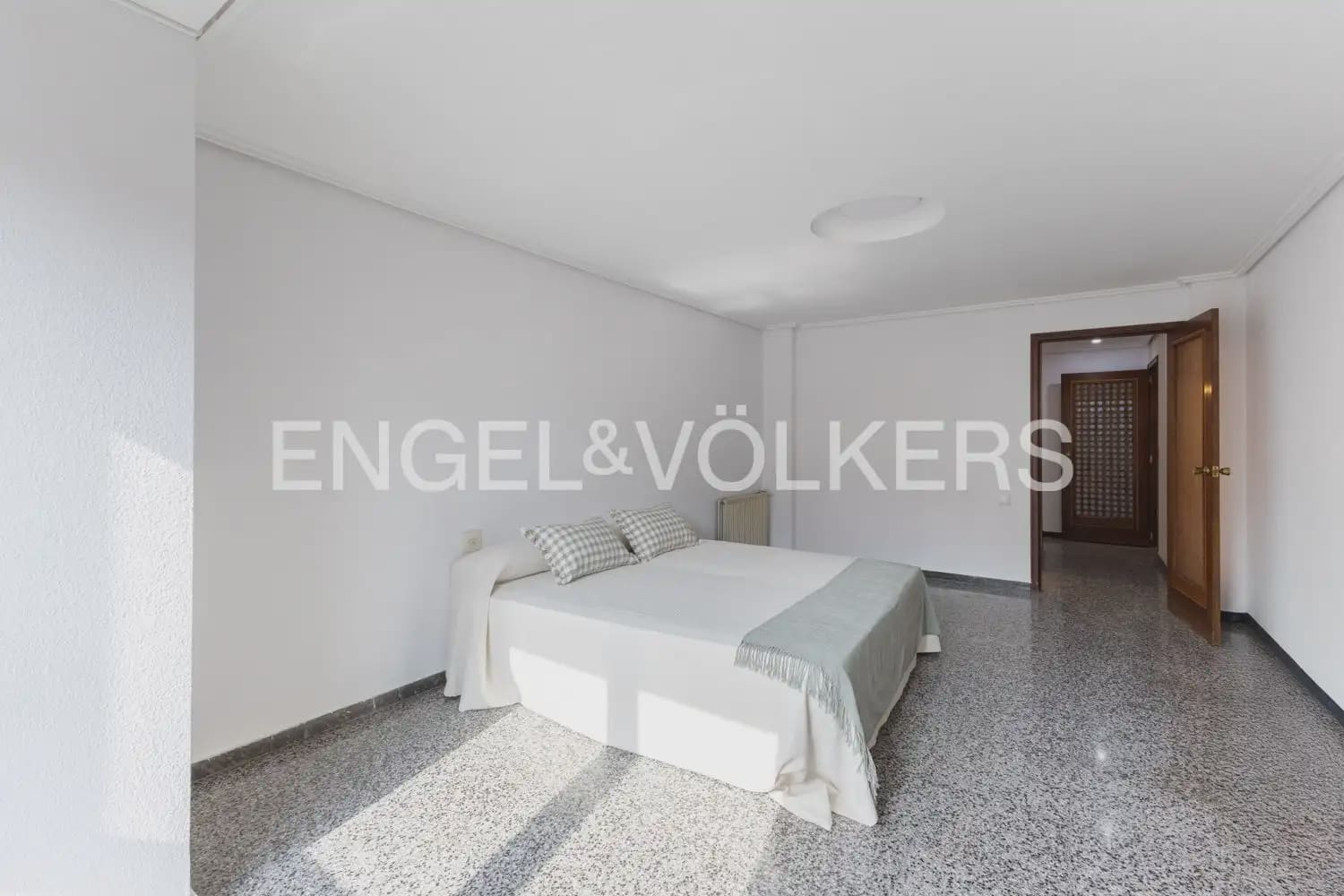 5 Zimmer Wohnung zu verkaufen in Valencia Stadt mit Garage - 655.000 € (Ref: 9897673)
