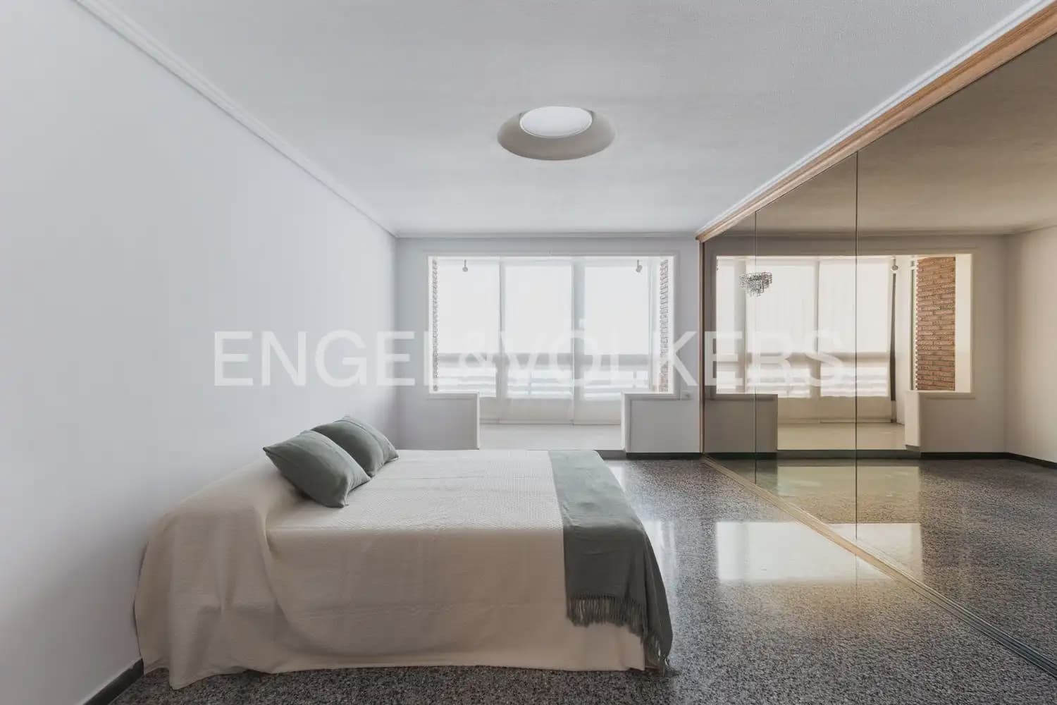 5 Zimmer Wohnung zu verkaufen in Valencia Stadt mit Garage - 655.000 € (Ref: 9897673)